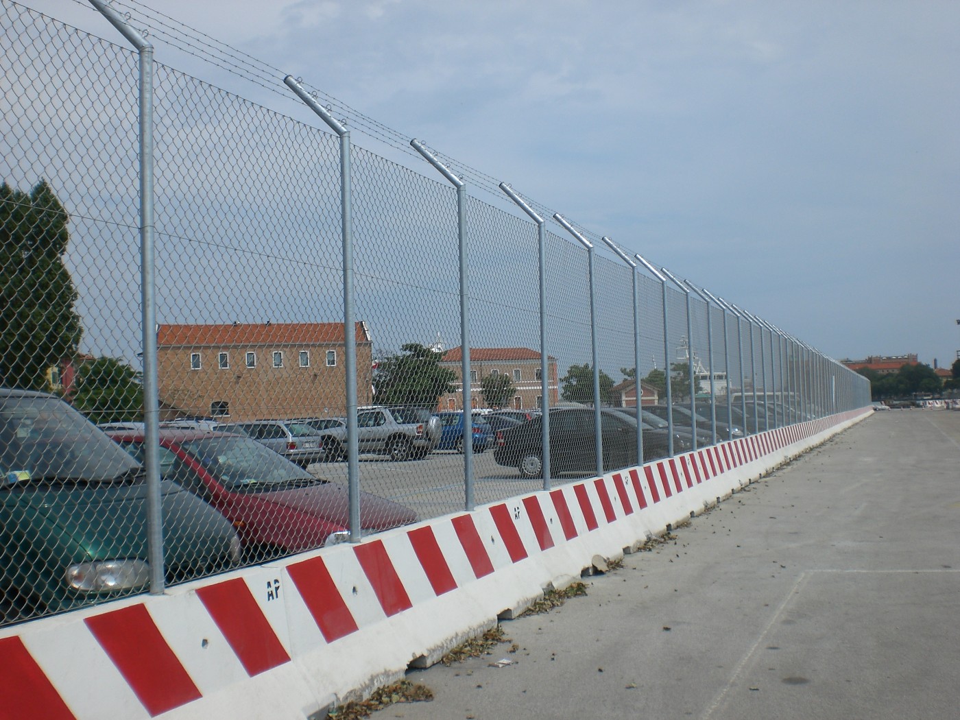 recinzioni-portuali - RECINZIONE PLASTICATA/ZINCATA SU NEW JERSEY IN CLS.