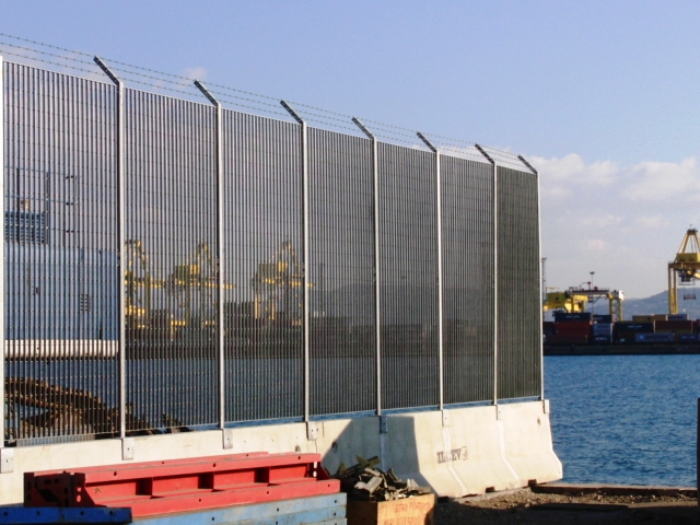 recinzioni-portuali - RECINZIONE IN PANNELLI ELETTROSALDATI SU PALI IN ACCIAIO.
